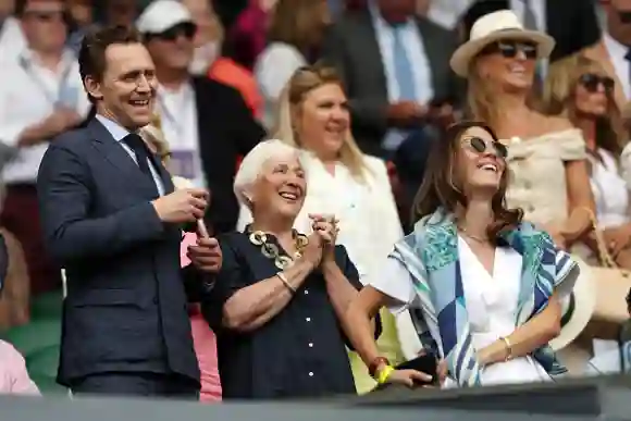 Der englische Schauspieler Thomas William Hiddleston (L) reagiert auf den Sieg des Serben Novak Djokovic über den Polen Hubert Hurkacz während des Herreneinzel-Tennismatches am achten Tag der Wimbledon Championships 2023 im All England Tennis Club in Wimbledon, im Südwesten von London, am 10. Juli 2023. (Foto von Adrian DENNIS / AFP) / ZUR VERWENDUNG DURCH REDAKTIONEN VERBOTEN (Foto von ADRIAN DENNIS/AFP via Getty Images)