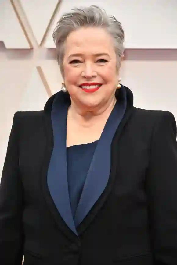 Die beste Gastdarstellerin von Two and a Half Men, Kathy Bates, gewann einen Emmy für ihre Rolle als Charlie Harper