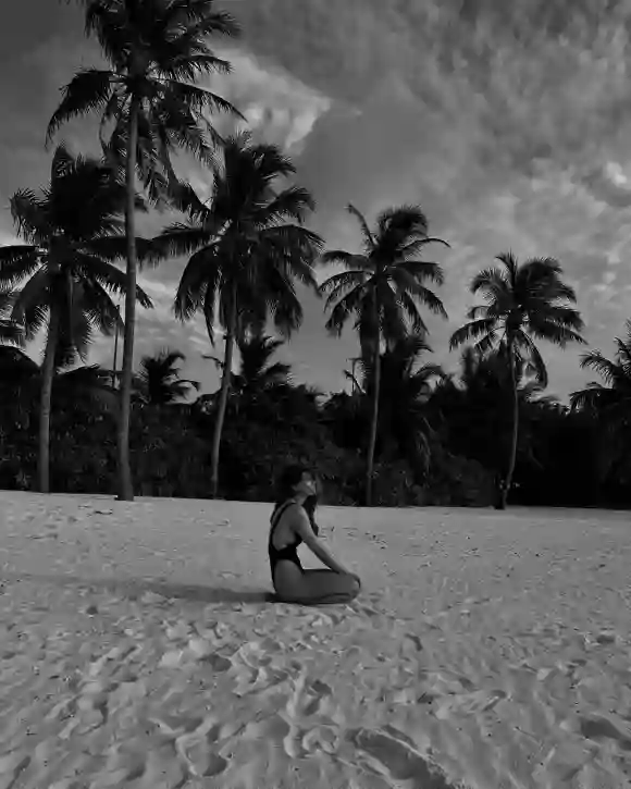 Im knappen Badeanzug posiert Vanessa Mai am Strand