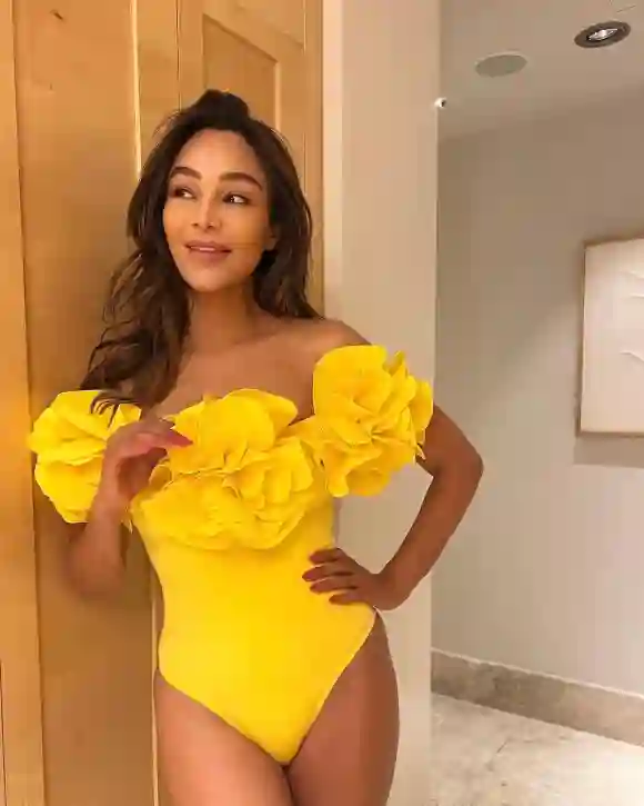 Verona Pooth sexy im gelben Badeanzug