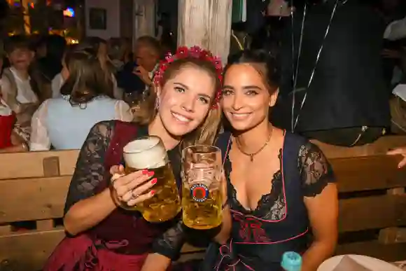 Victoria Swarovski und Amira Pocher auf dem Oktoberfest 2022