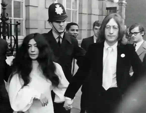 Beatle John Lennon und Yoko Ono in London, November 1968.