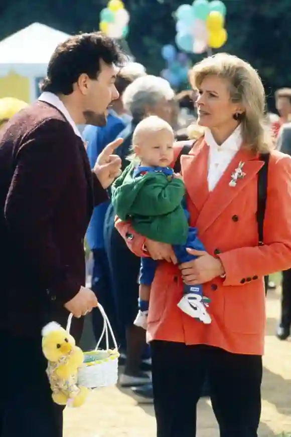 Robert Pastorelli, Candice Bergen und Dyllan Christopher (Baby) in „Murphy Brown“