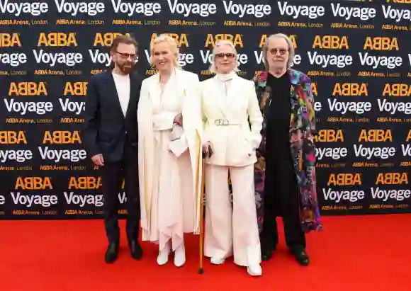 Björn Ulvaeus, Agnetha Fältskog, Anni-Frid Lyngstad und Benny Andersson besuchen die erste Aufführung von ABBAs "Voyage" in der ABBA Arena am 26. Mai 2022 in London, England