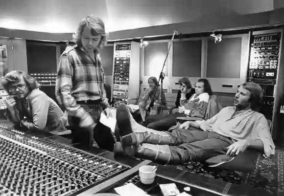 ABBA-Musiker im Studio 1978: Michael Tretow, Bjorn Ulvaeus und Benny Andersson. Im Hintergrund: Rutger Gunnarsson, Ola Brunkert und Lasse Wellander