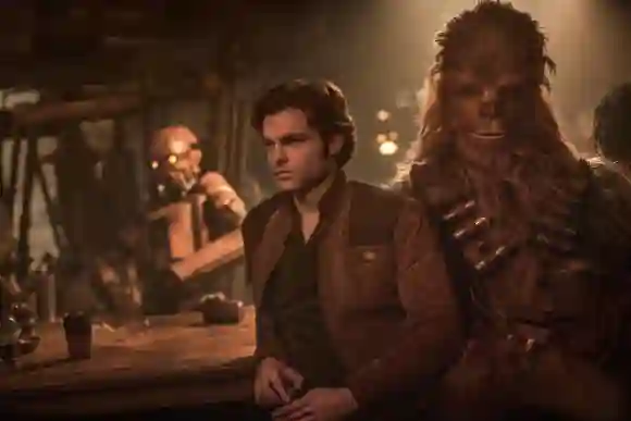Alden Ehrenreich und Joonas Suatamo als „Han Solo“ und „Chewbacca“