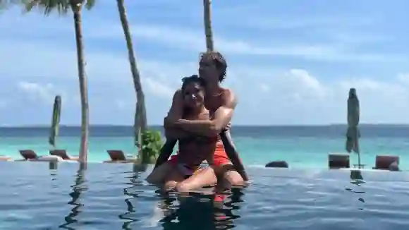 Sophia Thomalla und Alexander Zverev kuscheln verliebt im Pool