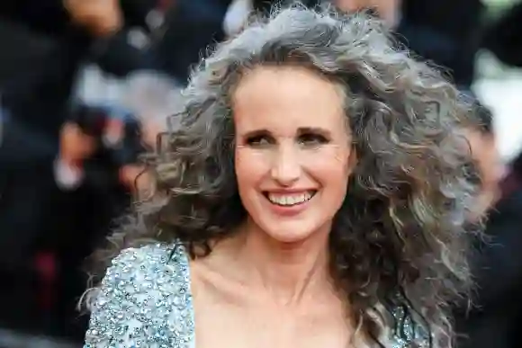 Andie MacDowell überraschte in Cannes mit einem neuen Look. Die Schauspielerin trägt ihre Haare jetzt grau und sieht einfach fabelhaft aus.