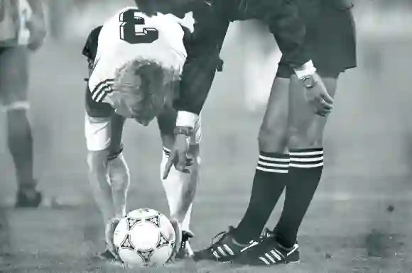 Andreas Brehme legt sich bei der WM 1990 besonders sorgfältig den Ball für den entscheidenden Elfmeter zurecht