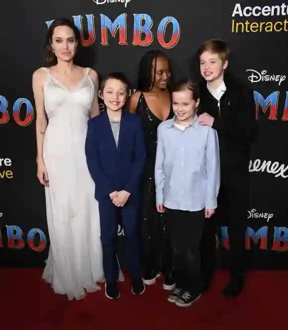 Angelina Jolie mit ihren Kindern Knox, Zahara, Vivienne und Shiloh