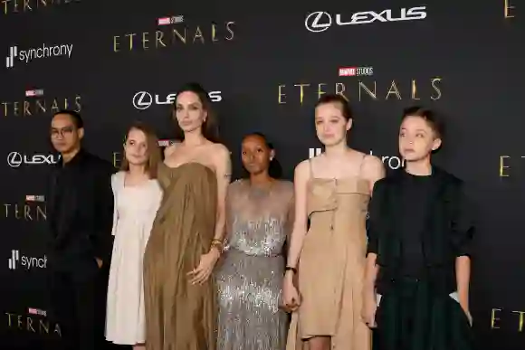 Angelina Jolie mit ihren Kindern bei der Premiere von „Eternals“