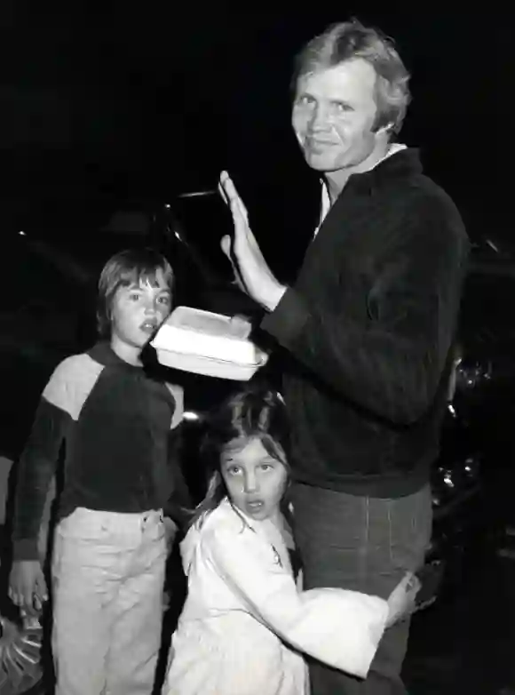 Angelina Jolie, James Haven und Jon Voight im Jahr 1980