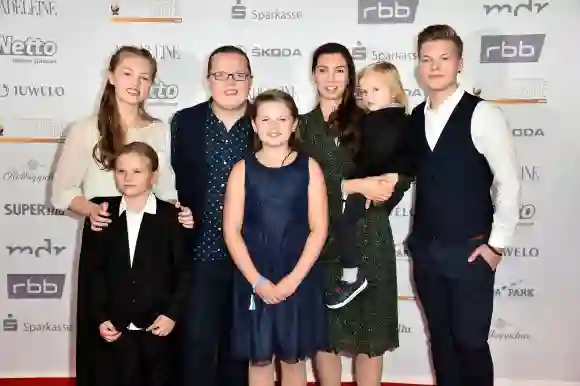 Angelo Kelly mit seiner Ehefrau Kira Harms Kelly und den Kindern Helen, Joseph, Mary Emma, William Emanuel und Gabiel Kelly