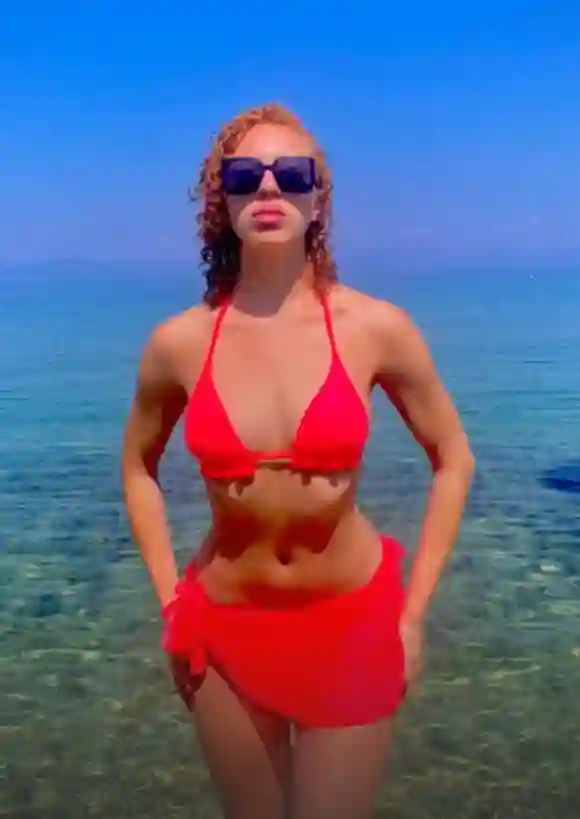 Anna Ermakova im roten Bikini auf Instagram