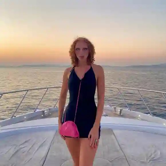 Anna Ermakova posiert auf Instagram auf einer Yacht vor Sardinien