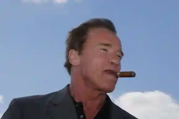 Arnold Schwarzenegger beim Rauchen