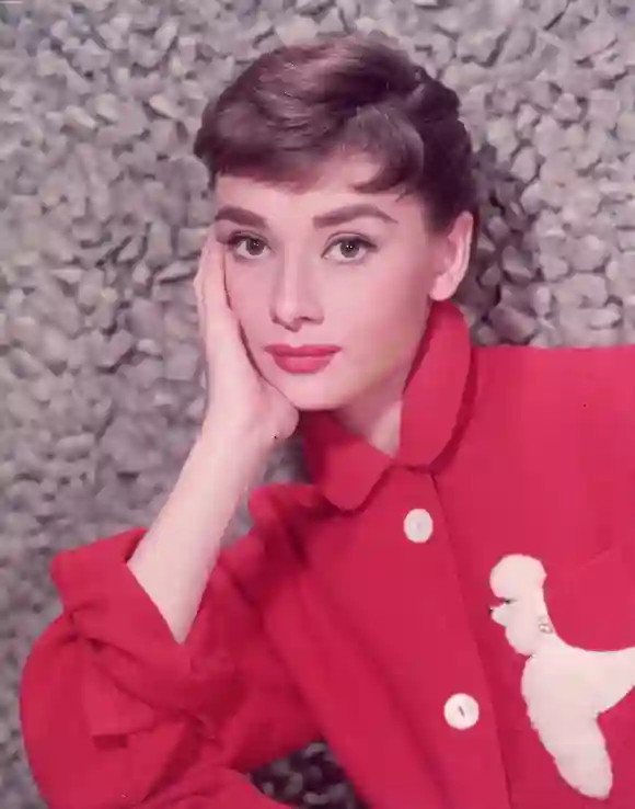 Portrait-Aufnahme von Audrey Hepburn circa 1955