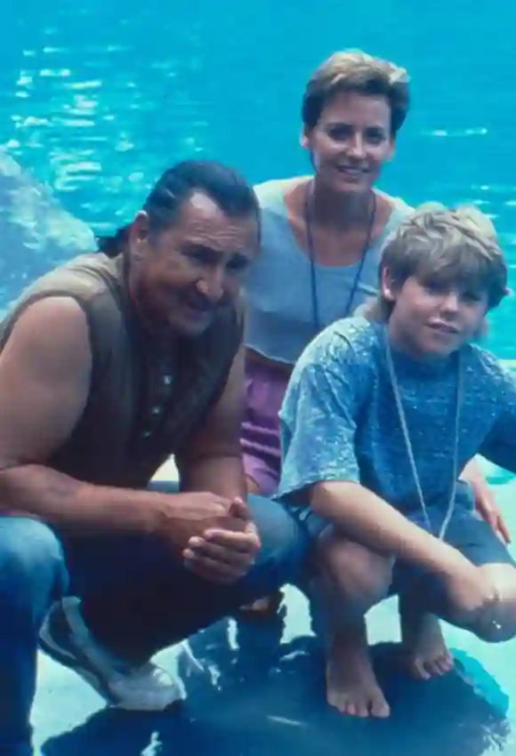 August Schellenberg, Lori Petty und Jason James Richter in „Free Willy“