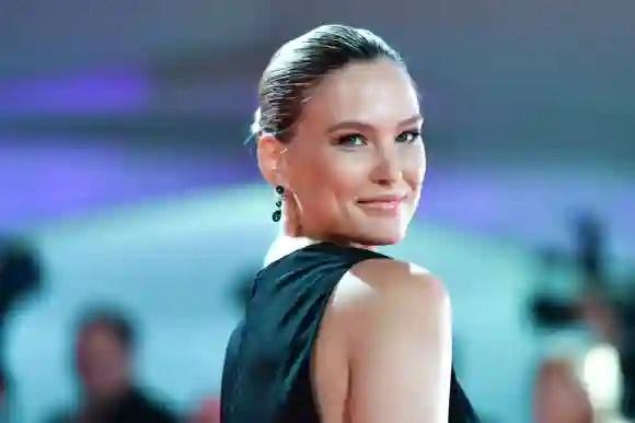 Bar Refaeli wirft ihren Blick über die Schulter bei den Filmfestspielen in Venedig 2019