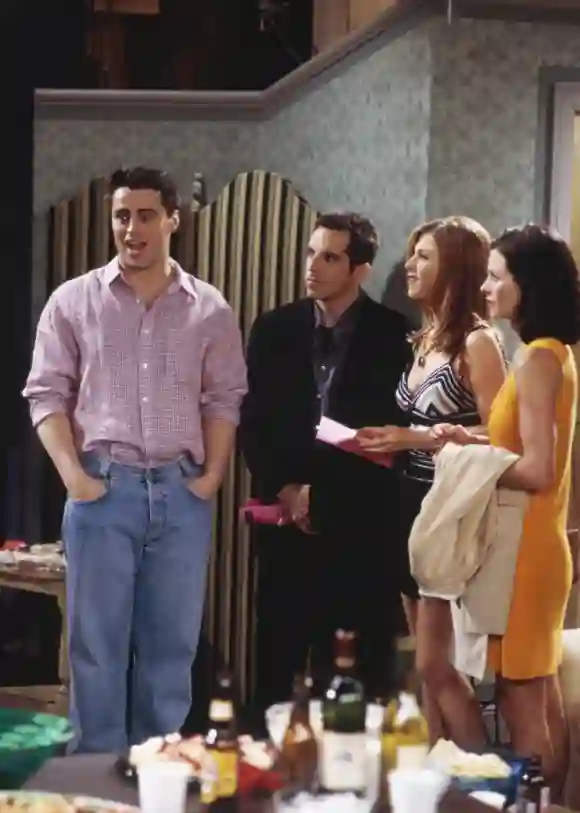 Matt LeBlanc als Joey Tribbiani, Ben Stiller als Tommy, Jennifer Aniston als Rachel Green und Courteney Cox Arquette als Monica Geller in „Friends“