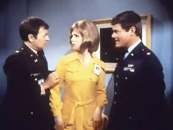 Bill Daily, Emmaline Henry, Larry Hagman in „Bezaubernde Jeannie“