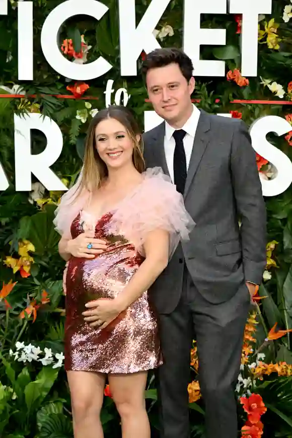 Schwangere Billie Lourd posiert mit Babybauch und Partner Austin Rydell auf dem roten Teppich