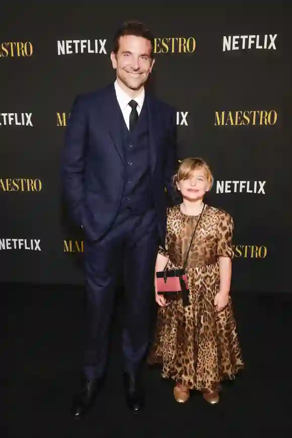 Bradley Cooper wurde von seiner süßen Tochter Lea bei der "Maestro"-Premiere begeleitet
