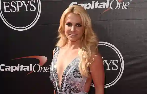 Britney Spears besucht in einem silbernen Glitzer-Kleid die ESPYS am 15. Juli 2015.