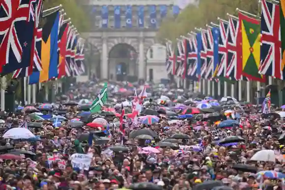 Menschenmengen auf dem Weg zum Buckingham Palace nach der Krönung von Charles 2023