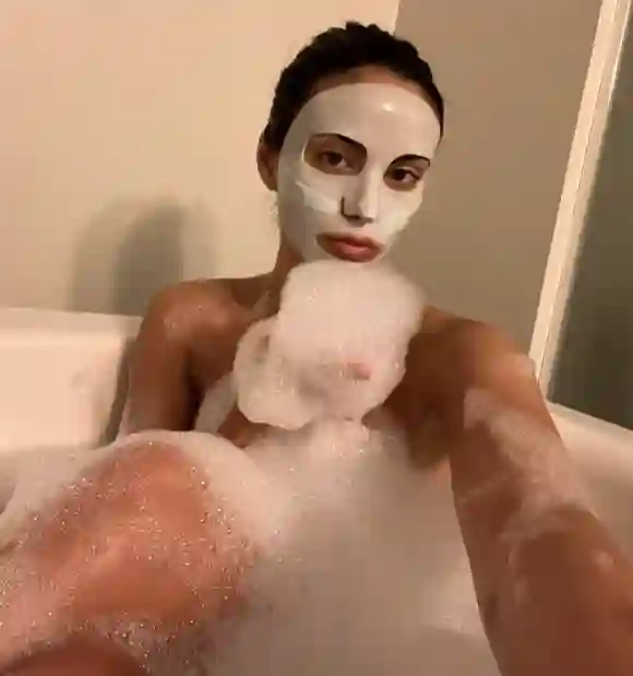 Camila Mendes badewanne