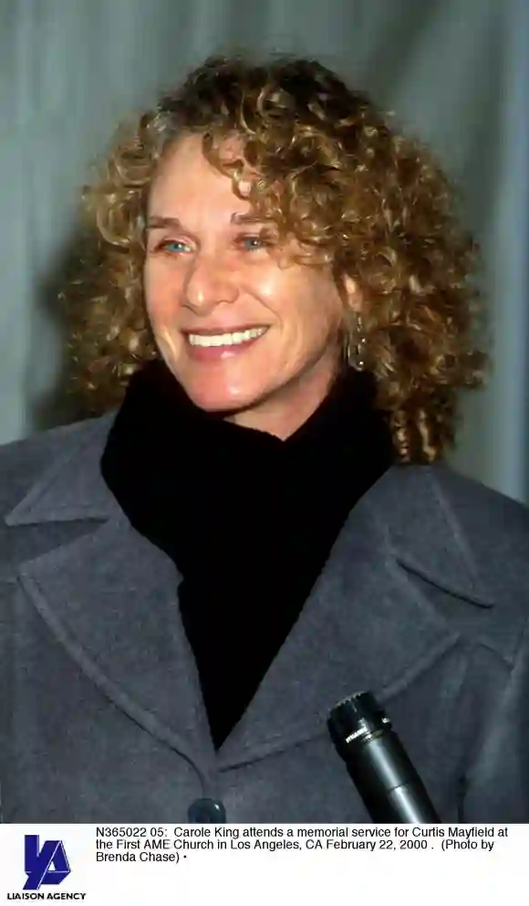 Carole King bei einem Gedenkgottesdienst für Curtis Mayfield in der First AME Church in Los Angeles im Jahr 2000