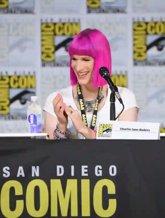 Der Schriftsteller Charlie Jane Anders spricht auf der Bühne während der Comic-Con International 2017 am 20. Juli 2017 in San Diego, Kalifornien.