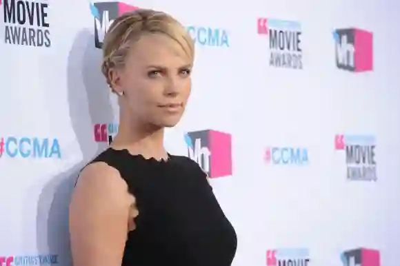 Charlize Theron mit Flechtfrisur