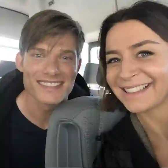 Chris Carmack und Caterina Scorsone machen ein Selfie hinter den Kulissen von „Greys Anatomy“