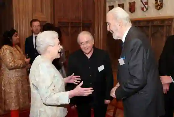 Königin Elisabeth II. trifft den Schauspieler Christopher Lee bei einem Empfang für die britische Filmindustrie am 4. April 2013