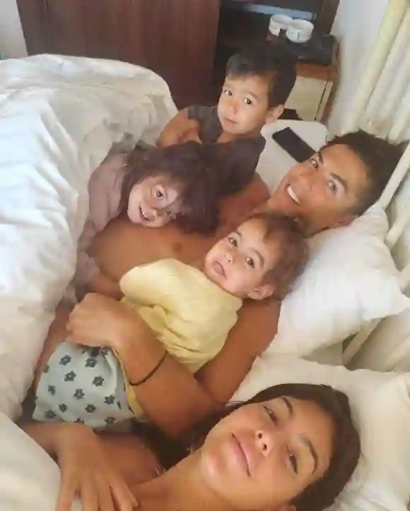 Cristiano Ronaldo mit seiner Freundin Georgina und seinen Kindern