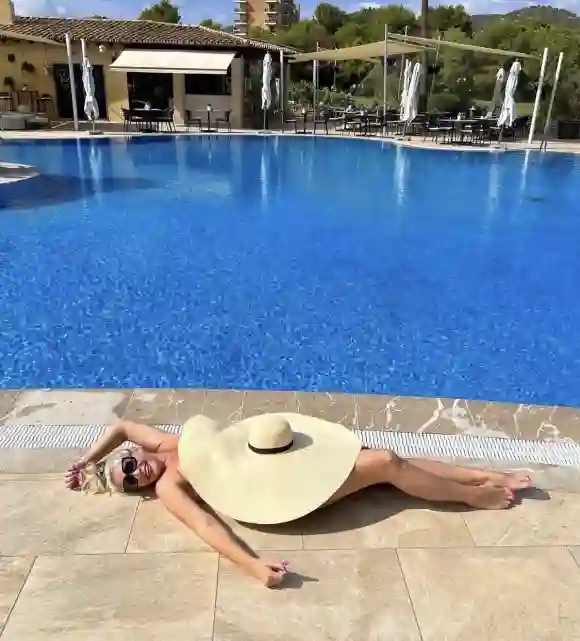 Daniela Katzenberger am Pool mit großem Sonnenhut