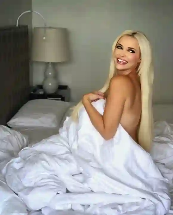 Daniela Katzenberger in einem Hotel-Bett