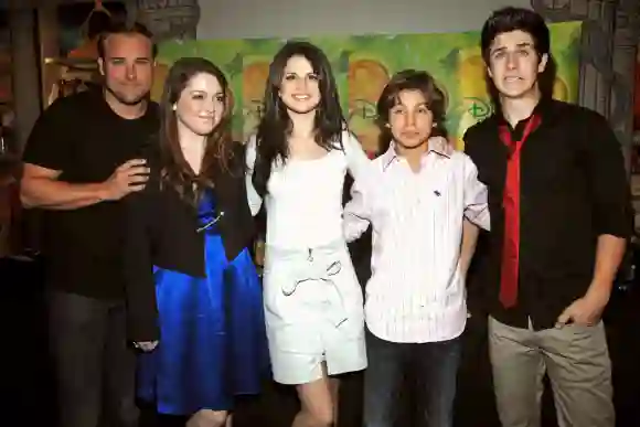 David DeLuise, Jennifer Sloane, Selena Gomez, Jake T. Austin und David Henrie von „Die Zauberer vom Waverly Place“ im Jahr 2008