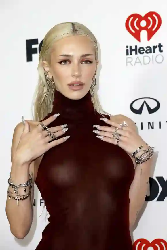 Delilah Hamlin zeigt sich gerne sexy auf dem Red Carpet