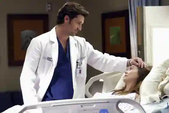 „Meredith Grey“ und „Derek Shepherd“ lächeln sich an in „Greys Anatomy“
