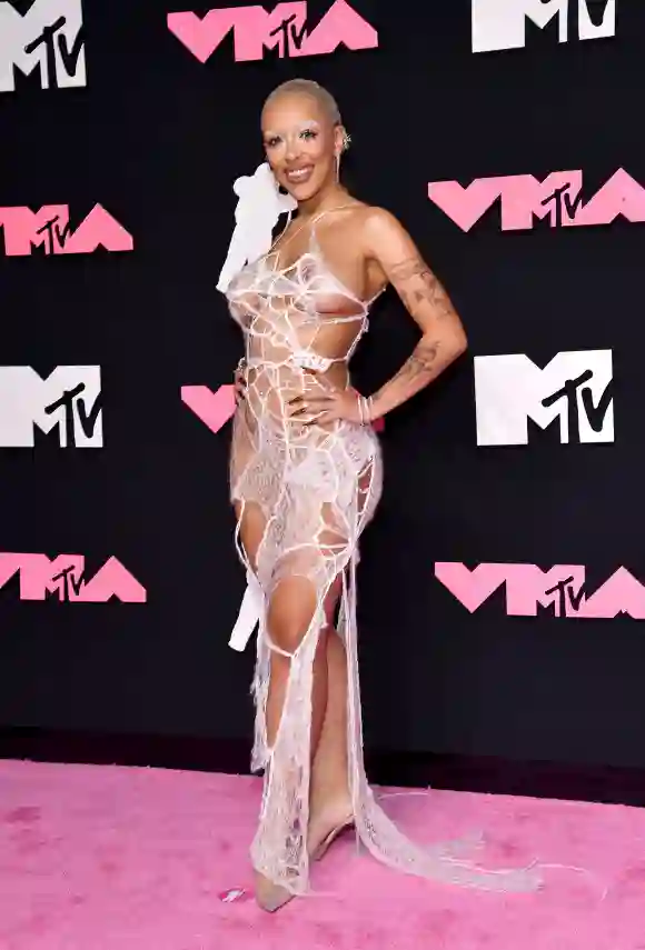 Doja Cat im Transparent-Kleid bei den MTV Music Awards 2023