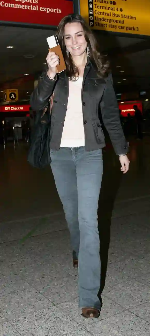 Herzogin Kate am Flughafen Heathrow