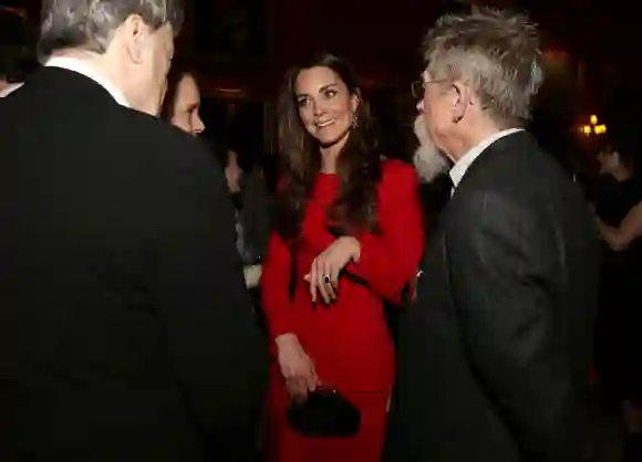 Catherine, Herzogin von Cambridge, trifft den Schauspieler John Hurt während des Dramatic Arts Empfangs am 17. Februar 2014.