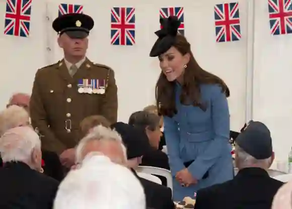 Catherine, Herzogin von Cambridge, trifft sich mit Veteranen zum Tee, bevor sie an der Gedenkfeier zum 70. Jahrestag der Landung in der Normandie am 6. Juni 2014 teilnimmt.