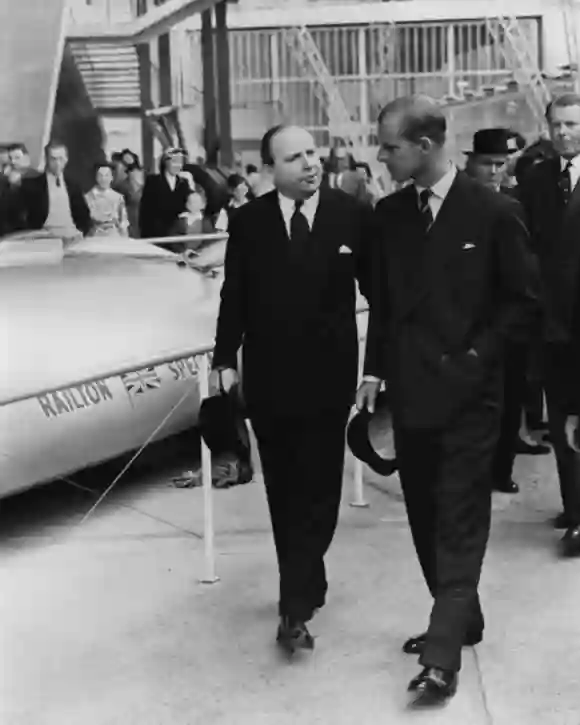 Prinz Philip, Herzog von Edinburgh, im Gespräch mit Sir Gerald Barry in London am 27. Juli 1951