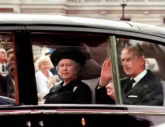 Königin Elisabeth II. und Prinz Philip auf dem Weg zur Beerdigung von Lady Diana