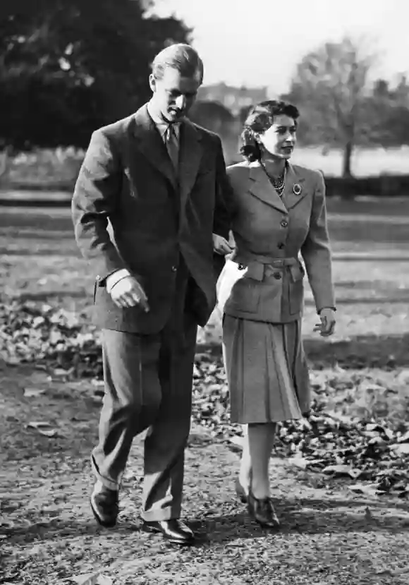 Britische Prinzessin Elizabeth Britischer Prinz Philip, Herzog von Edinburgh, spazieren während ihrer Flitterwochen in Broadlands Estate, Hampshire, 25. November 1947