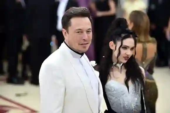 Elon Musk und Grimes besuchen die Heavenly Bodies: Fashion & The Catholic Imagination Costume Institute Gala am 7. Mai 2018.