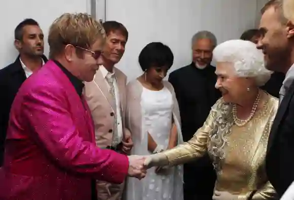 Queen Elisabeth II wird Sir Elton John backstage am 4. Juni 2012 vorgestellt